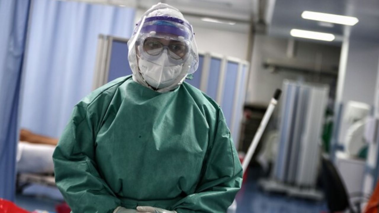 medico_en_unidad_de_cuidados_intensivos_2.jpg