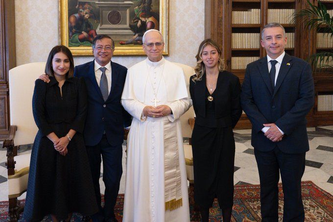 laura_sarabia_y_el_papa.jpeg