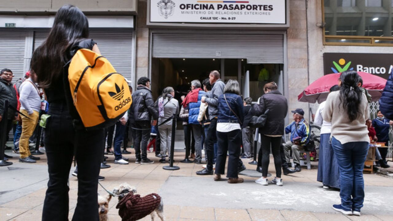 photologuephotos2025-07fila_pasaportesjpg