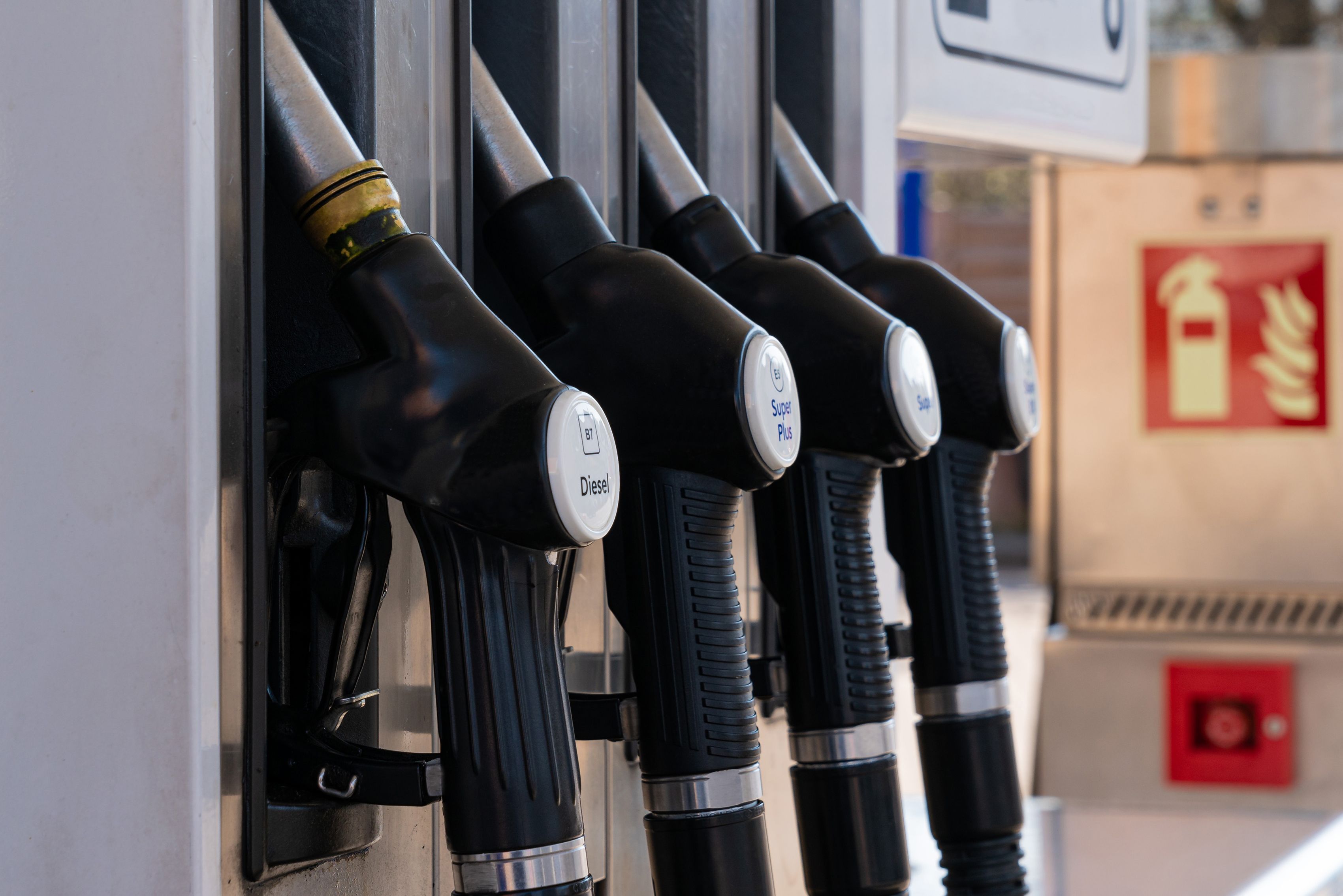 boquillas-de-una-bomba-de-gas-en-una-gasolinera.jpg