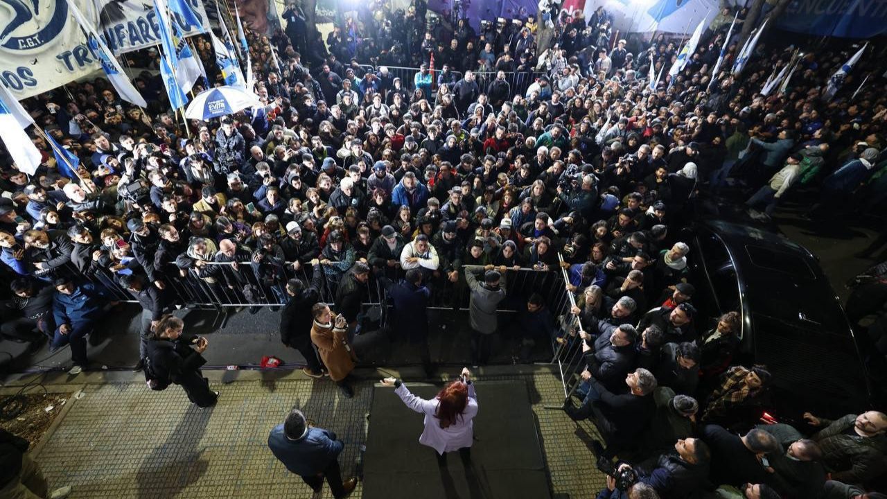 movilizacion_en_apoyo_a_cfk.jpg