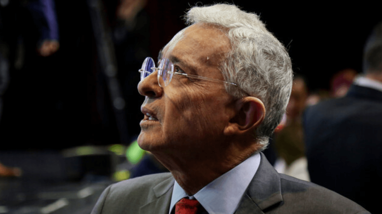 alvaro_uribe_velez_desde_la_sede_del_centro_democratico_3.png