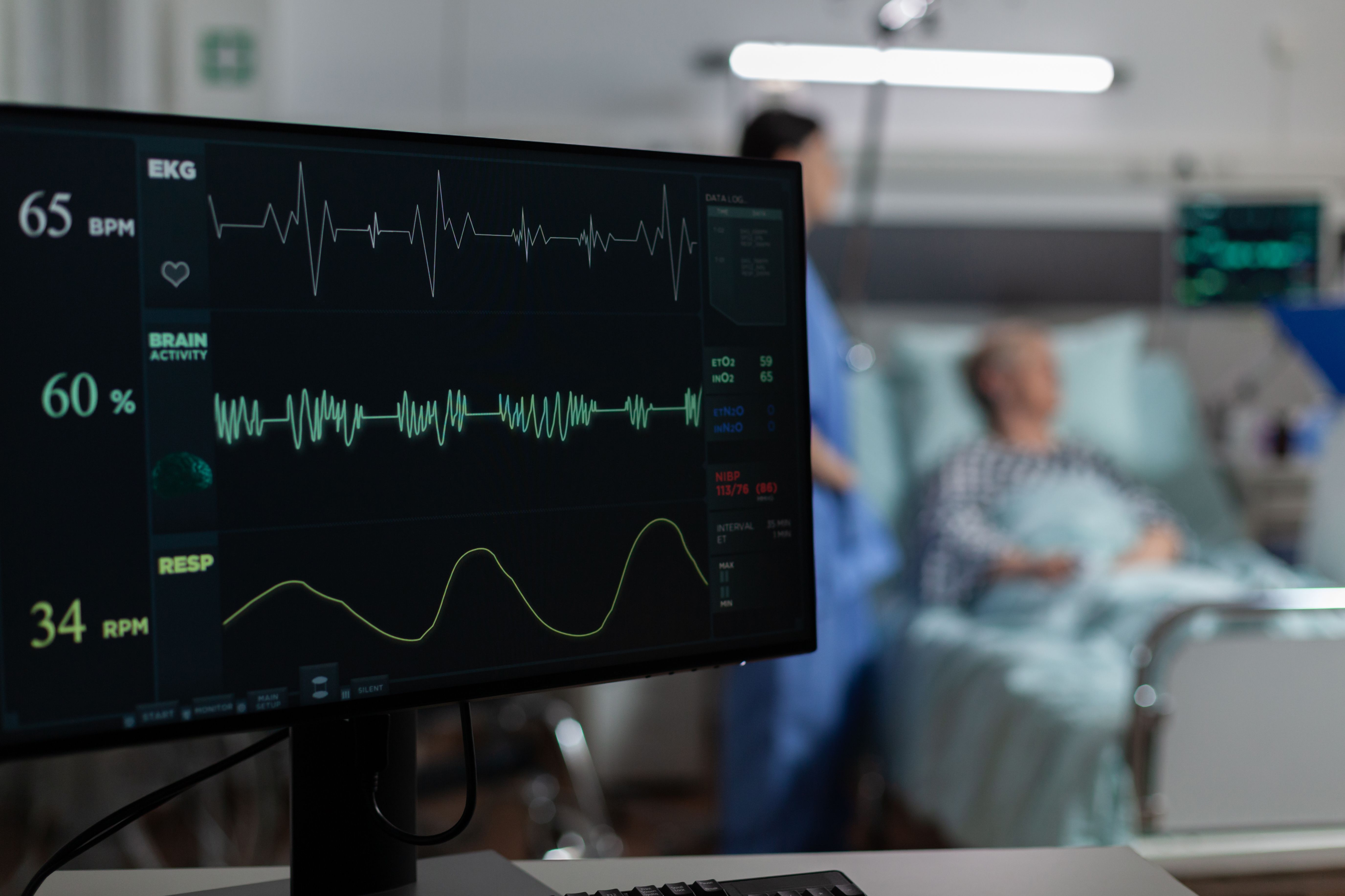 monitor-en-la-sala-del-hospital-que-muestra-bmp-del-paciente.jpg