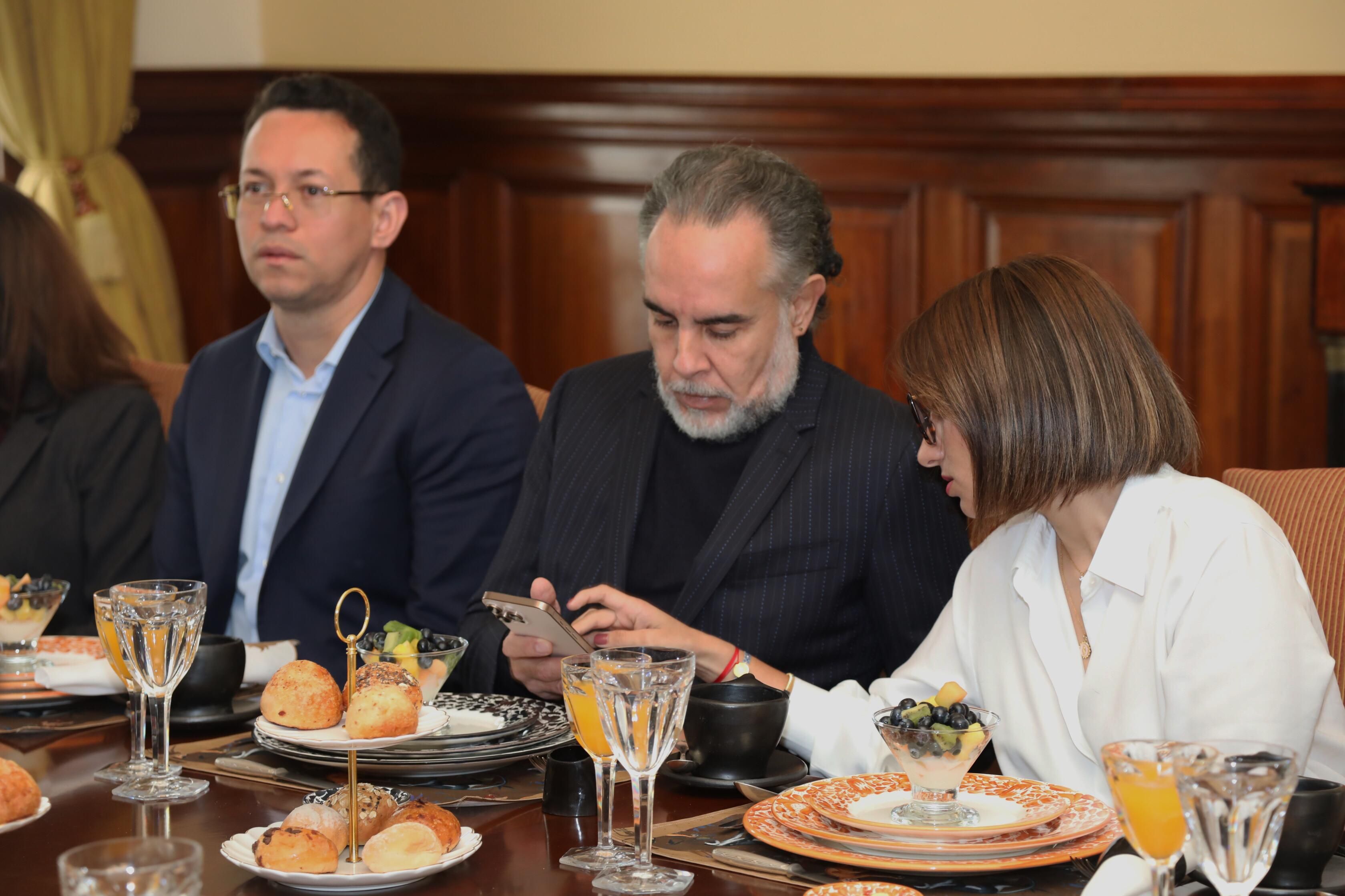 benedetti_y_laura_sarabia.jpeg