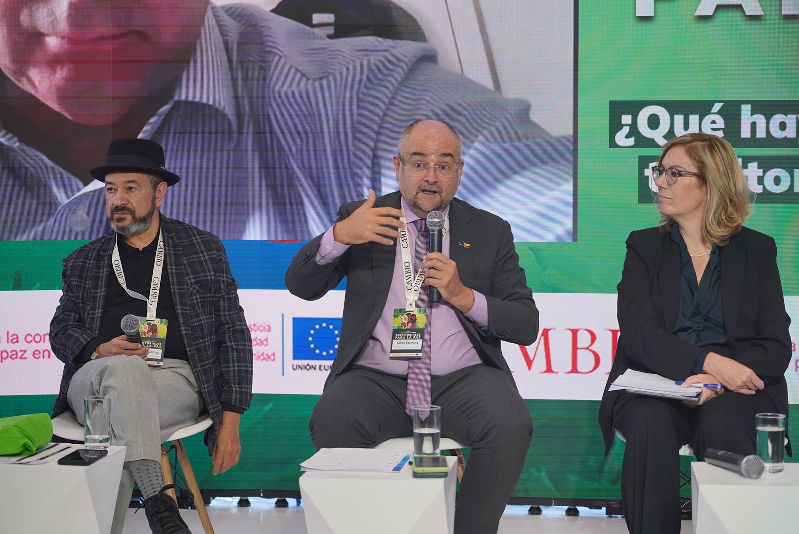 tres_invitados_panel_0.jpg