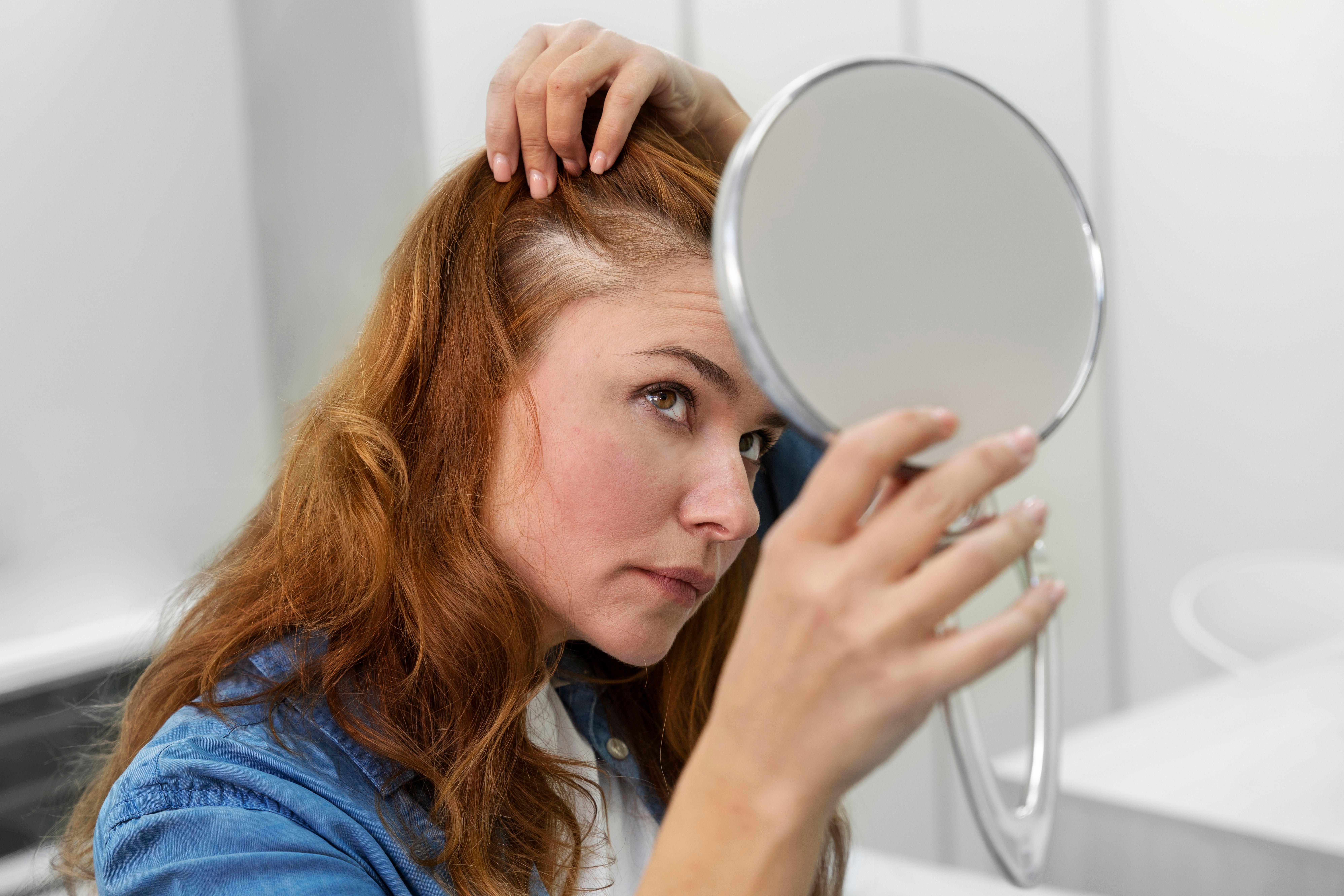 mujer-recibiendo-un-tratamiento-de-perdida-de-cabello-en-una-clinica.jpg