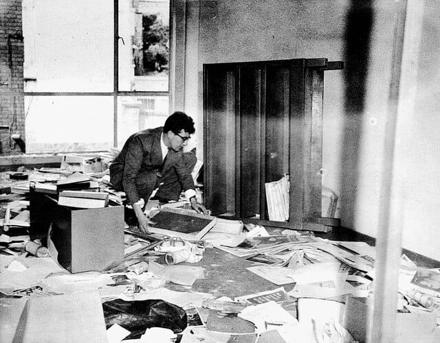 el_6_de_diciembre_de_1952_las_instalaciones_fueron_incendiadas_y_se_perdio_casi_todo_el_archivo_del_periodico._en_la_foto_don_guillermo_cano_en_medio_de_la_destruccio.jpg