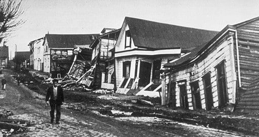 512px-valdivia_after_earthquake_1960.jpg