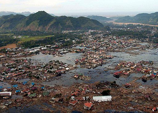 512px-us_navy_050102-n-9593m-040_a_village_near_the_coast_of_sumatra_lays_in_ruin_after_the_tsunami_that_struck_south_east_asia.jpg