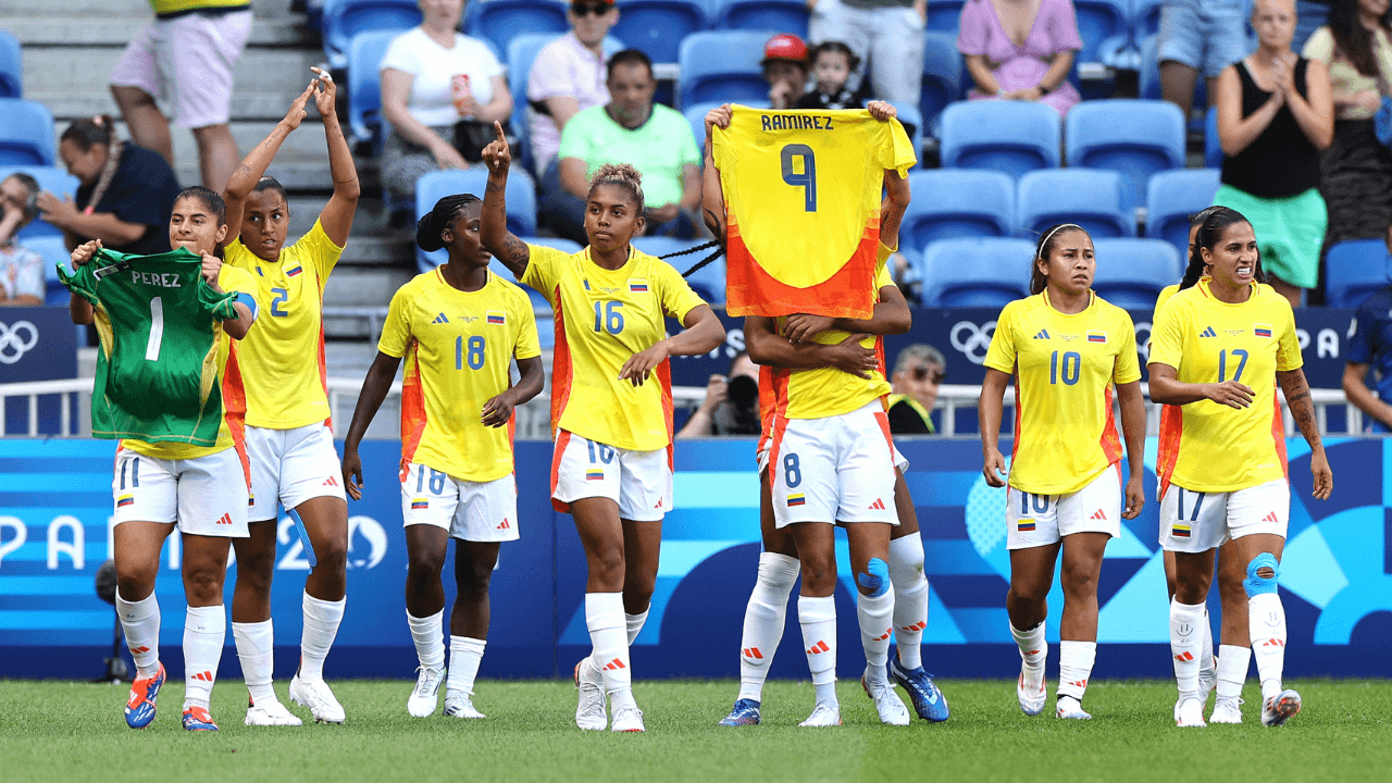 fubolistas_de_la_seleccion_colombia_sostienten_las_camisetas_de_mayra_ramirez_y_catalina_perez.png
