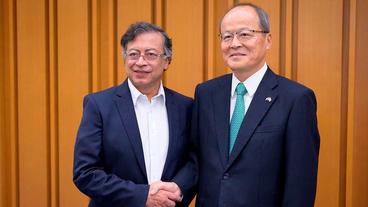 Gustavo Petro con primer ministro japones
