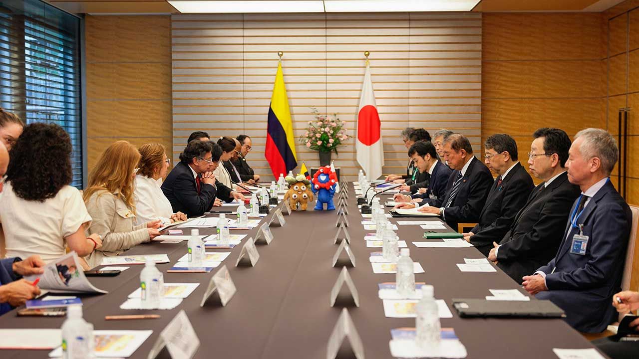 Gustavo Petro en reunión en japon