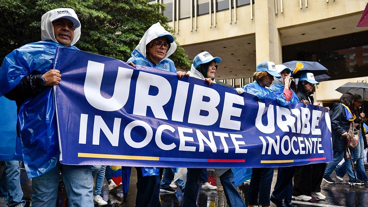 Seguidores del expresidente Álvaro Uribe Vélez.