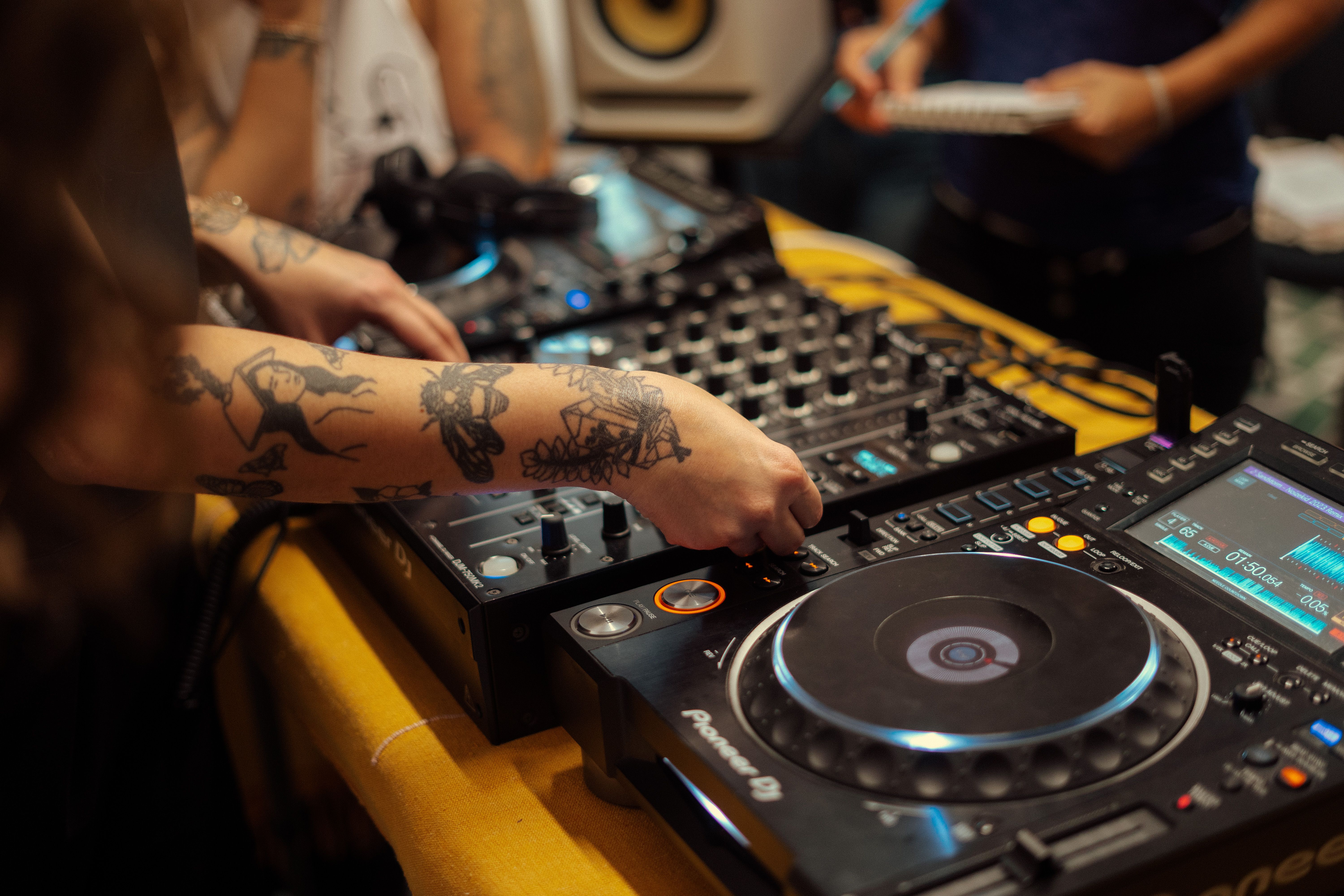 DJs