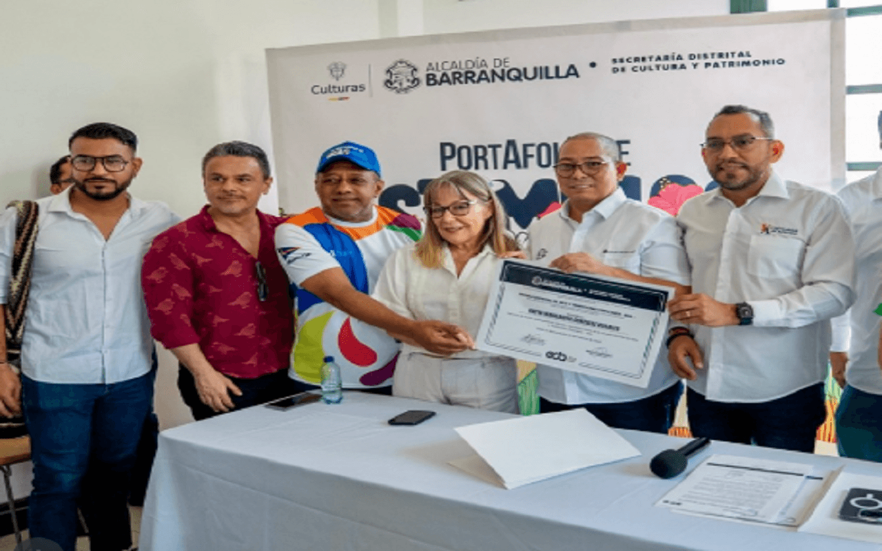 Álvaro Gonález, de gorra azul, participando de un evento junto al rector Danilo Hernández.
