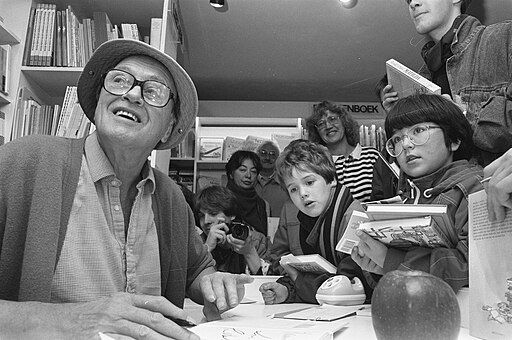 Roald Dahl firmando libros en Amsterdam.
