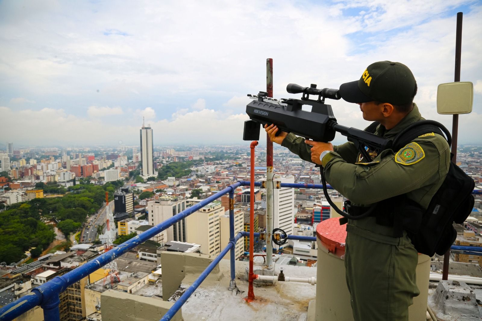 Explicó que tras el levantamiento del cese al fuego se evidenció un mayor poder de estas estructuras, lo que ha derivado en atentados terroristas, algunos con el uso de drones, frente a los cuales el departamento ha tenido que invertir en sistemas an