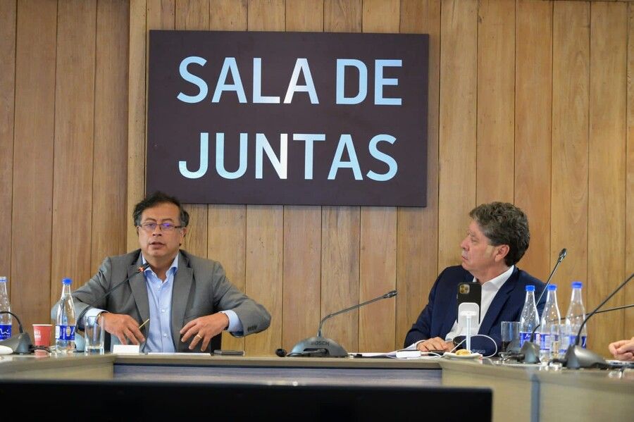 Gustavo Petro y Bruce Mac Master