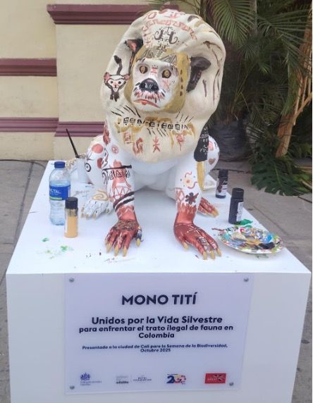 Escultura intervenida del mono tití