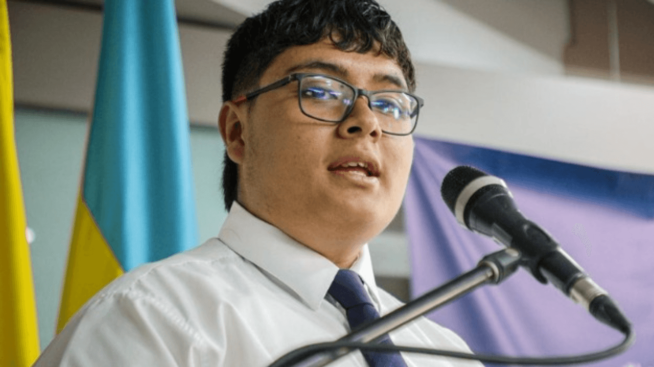 Samuel Huertas durante la entrega de su beca