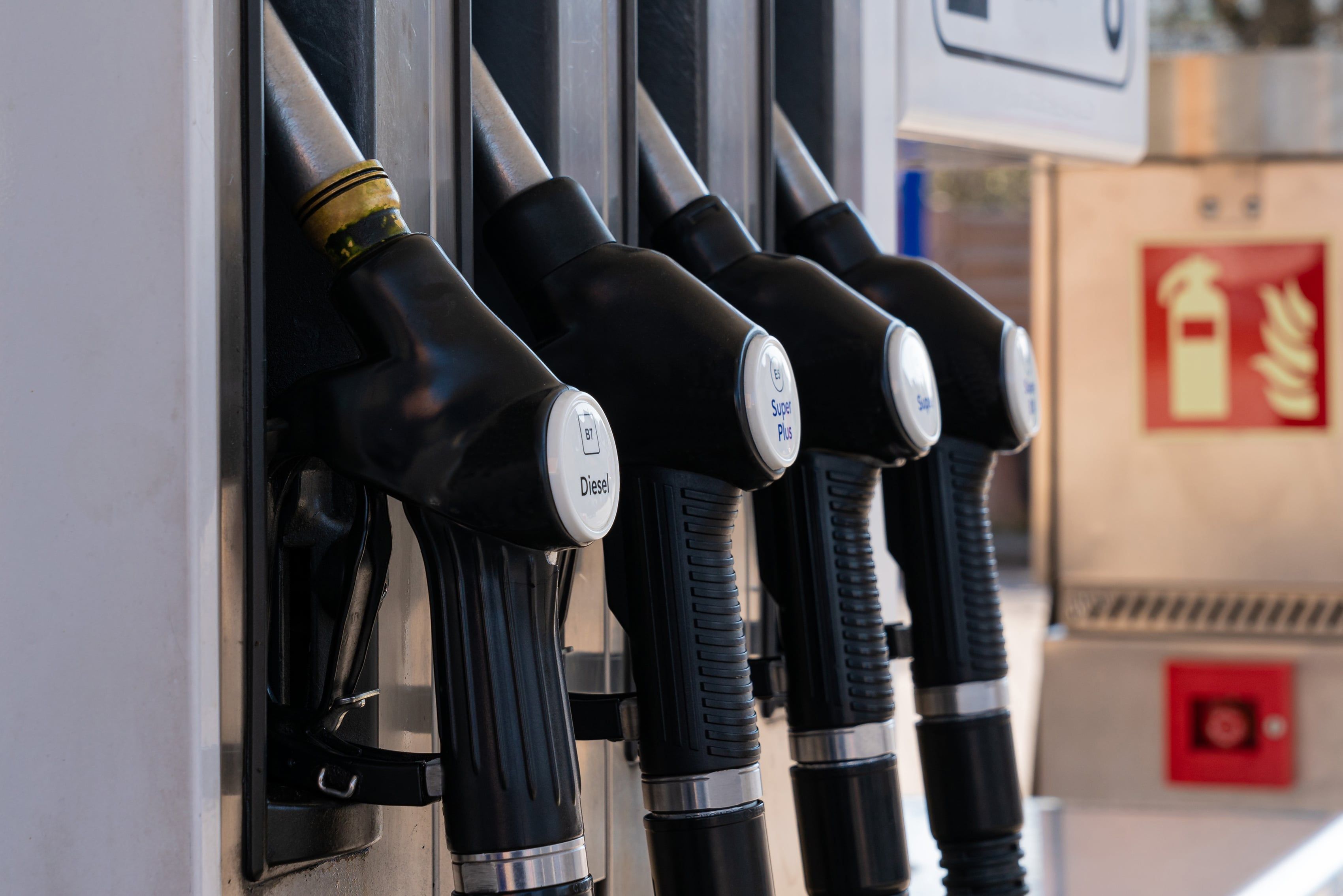 boquillas-de-una-bomba-de-gas-en-una-gasolinera.jpg