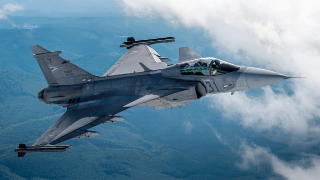 photologuephotos2025-04avion_gripenjpg