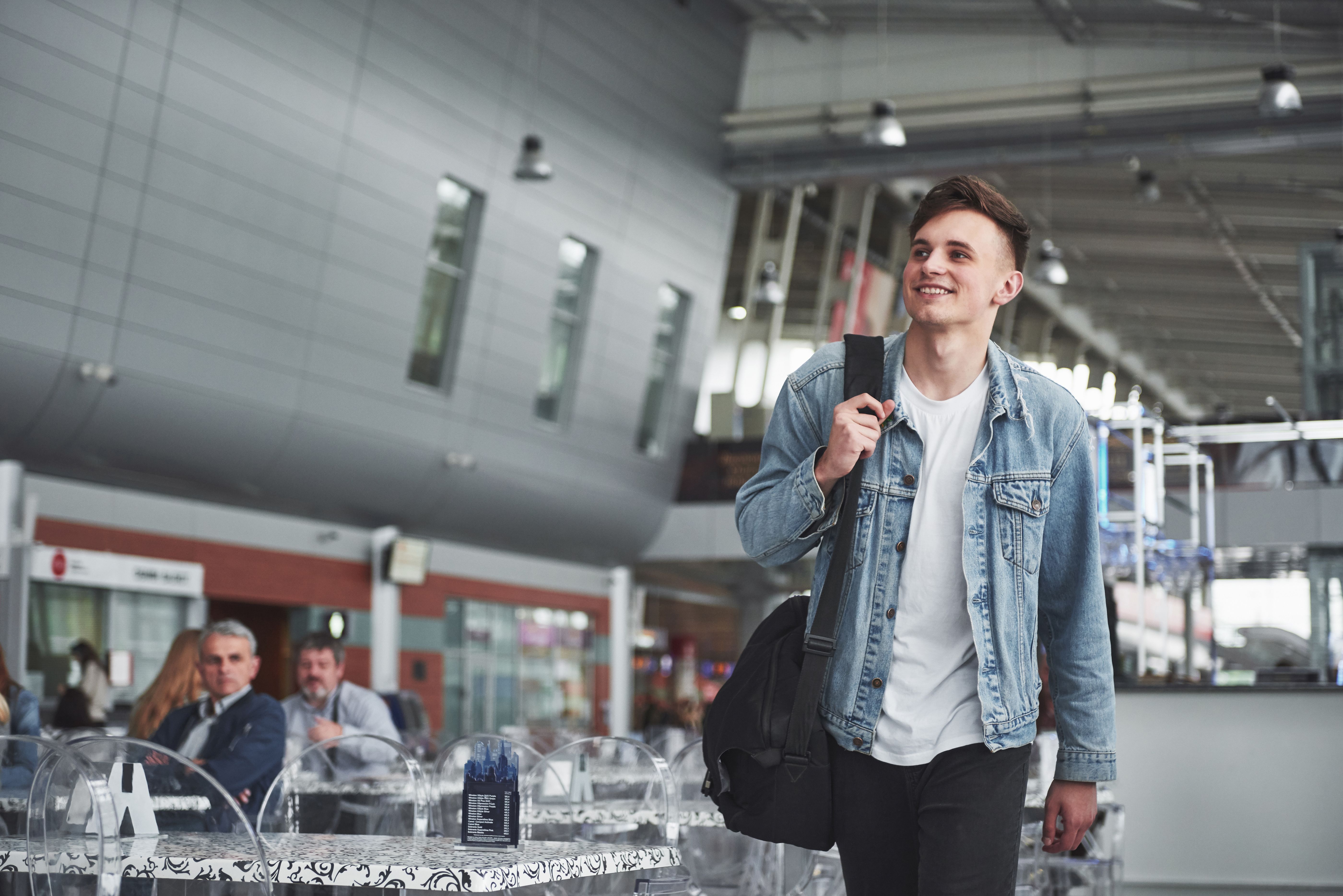 Hombre joven aeropuerto
