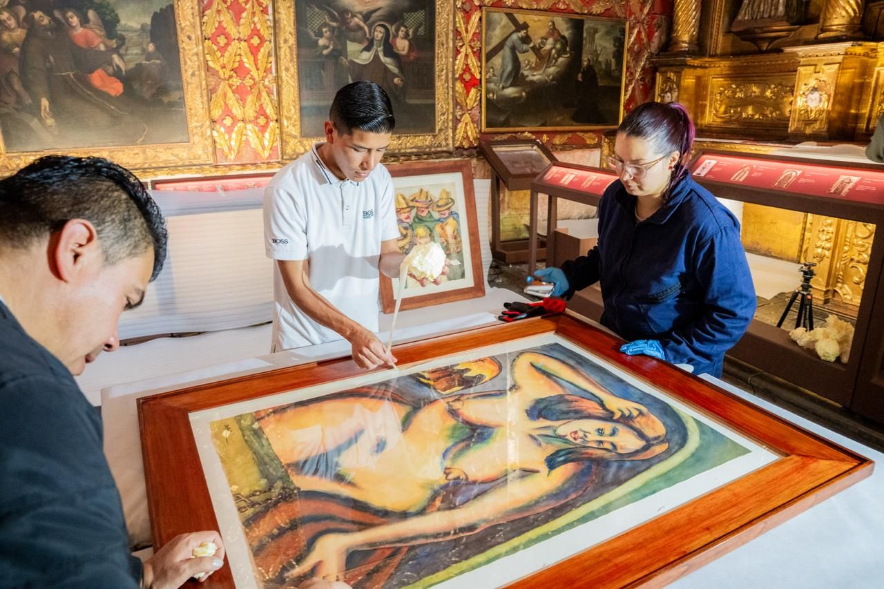 Montaje de la exposición de Débora Arango en el Museo Santa Clara