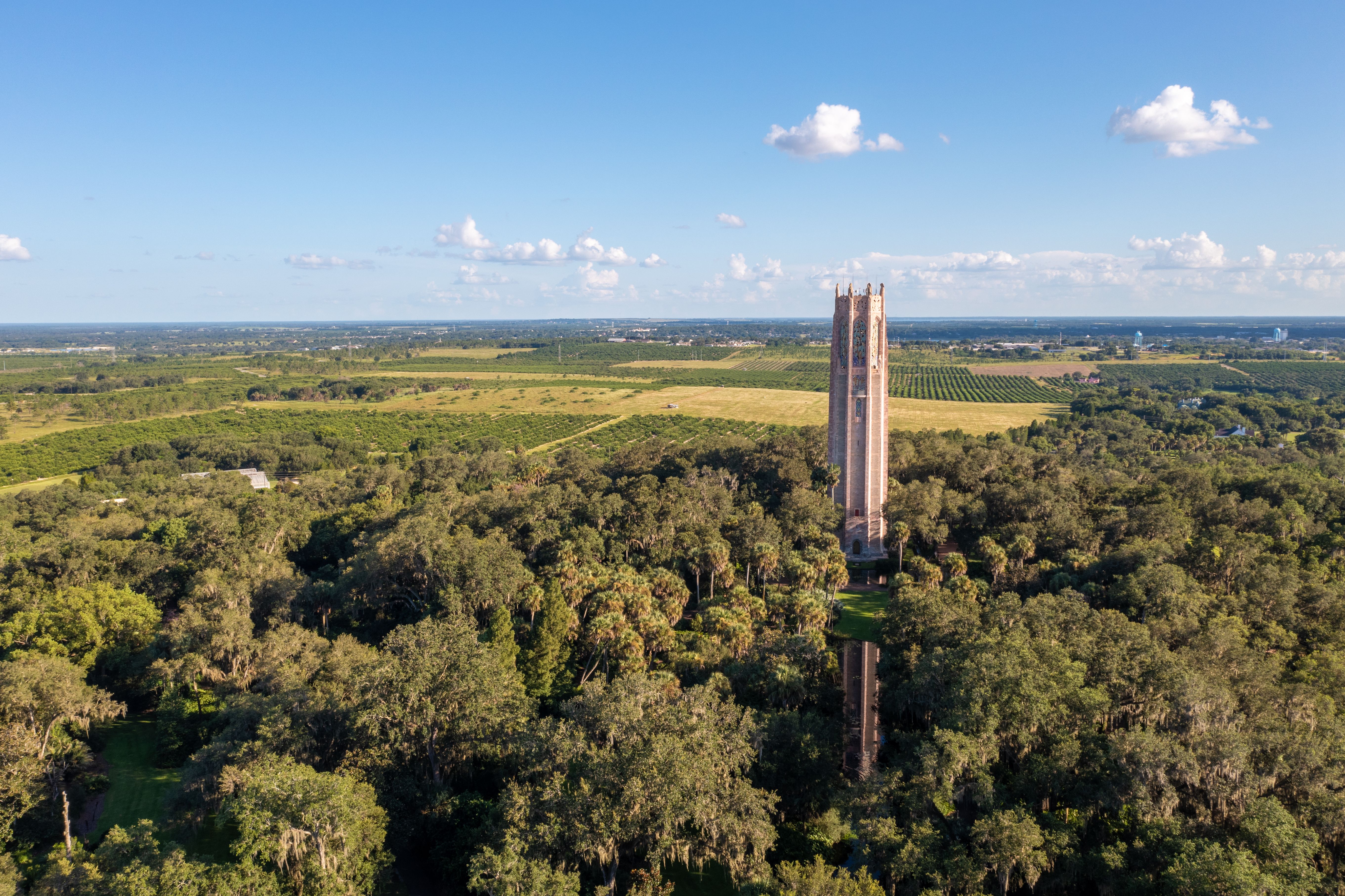 Bok Tower Gardens, un santuario natural y cultural creado en la década de 1920 por el filántropo Edward W. Bok.