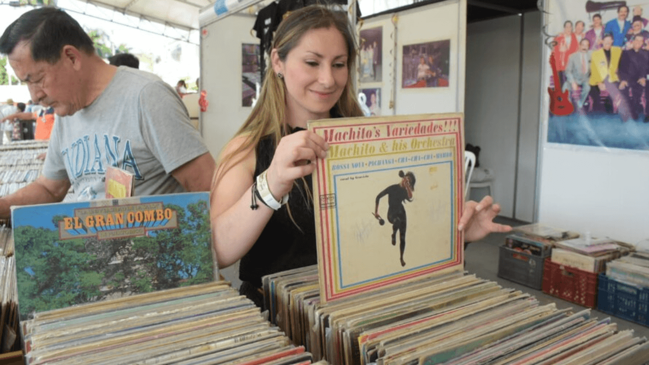 Venta de discos en la Feria de Cali
