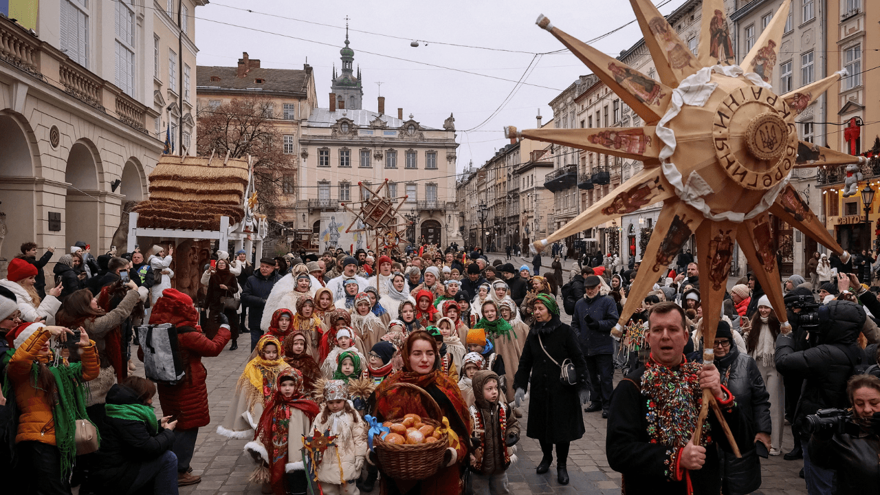 Personas vestidas con trajes tradicionales ucranianos asisten a una celebración navideña, en medio del ataque de Rusia a Ucrania, en Lviv, Ucrania