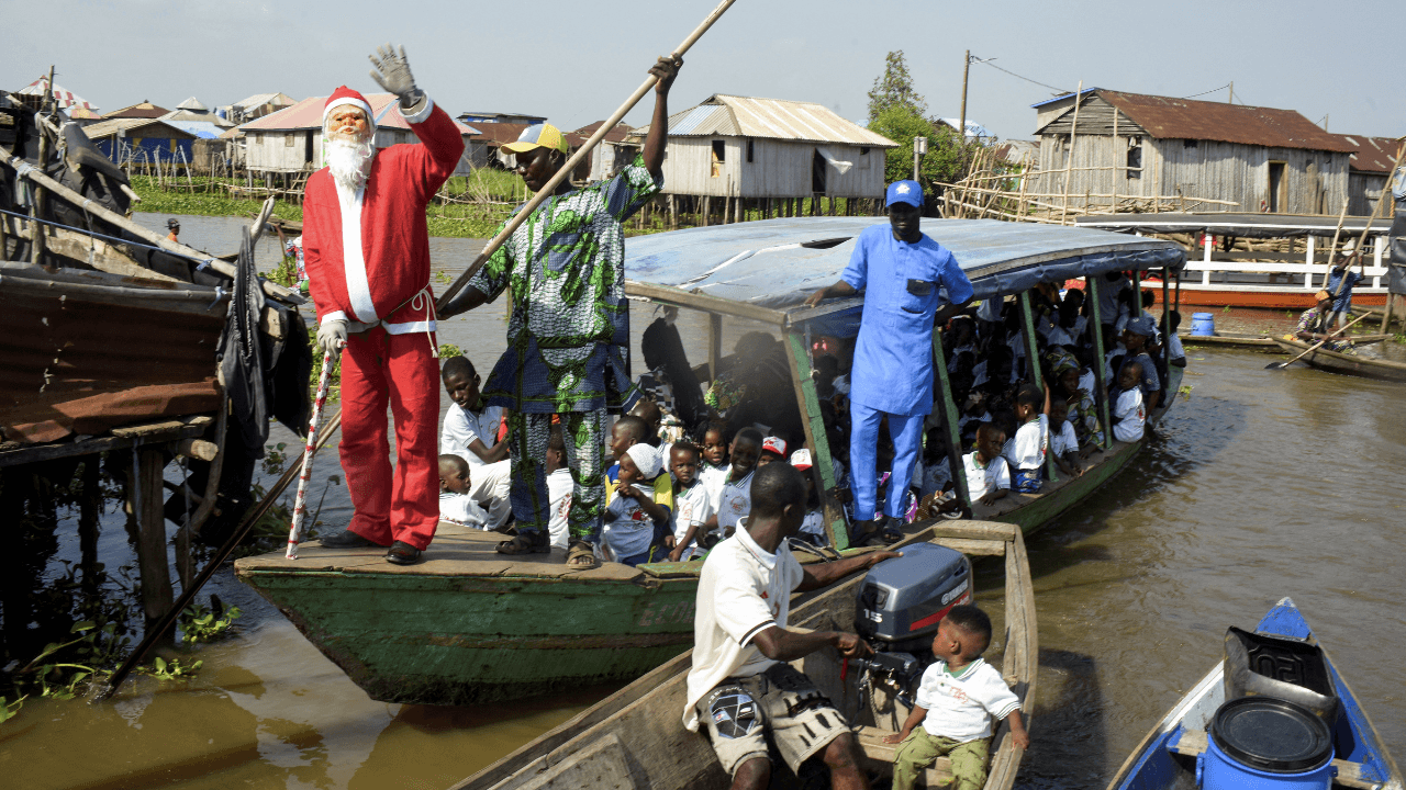 Celebraciones navideñas en el pueblo flotante de Ganvié, Benín