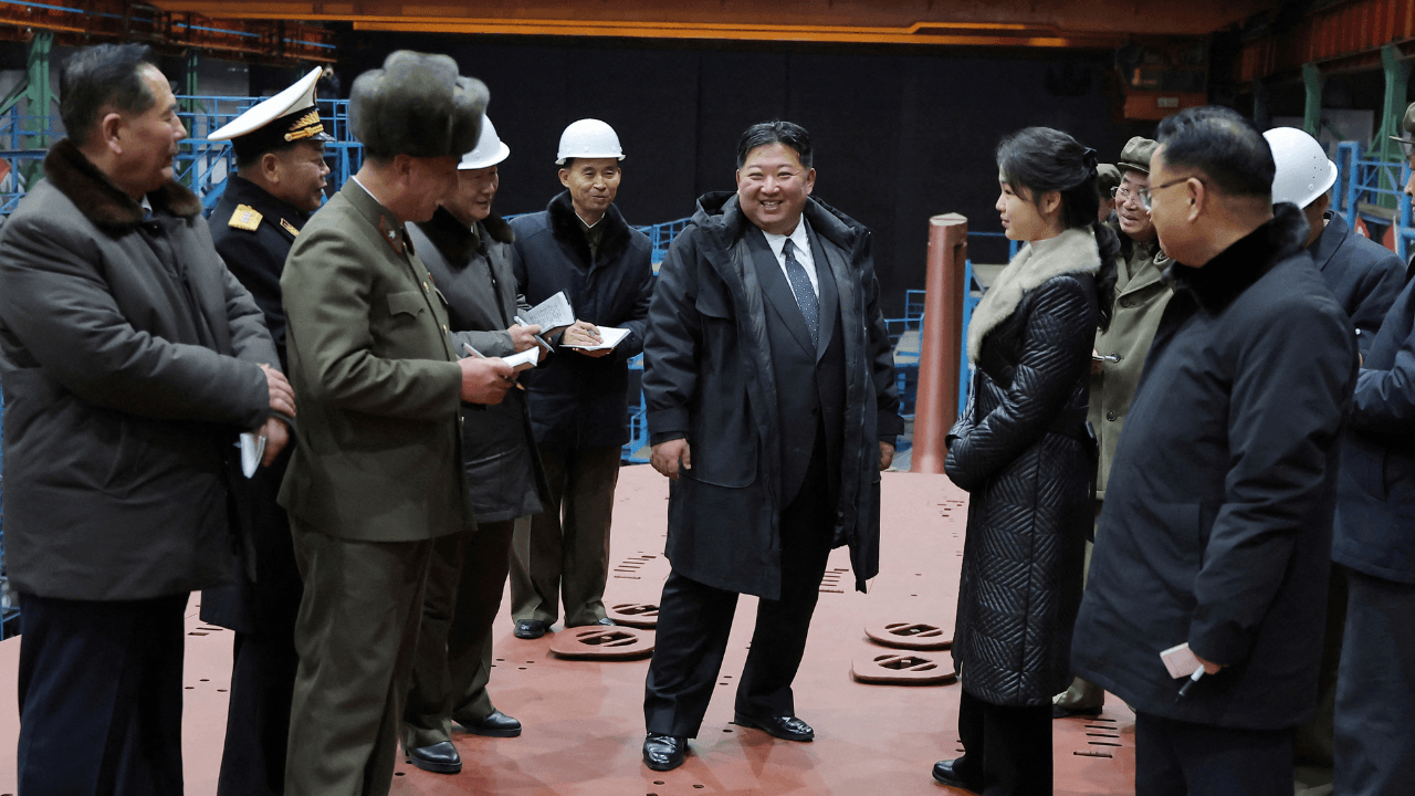 Kim JongUn y su hija encima del submarino nuclear de norcorea