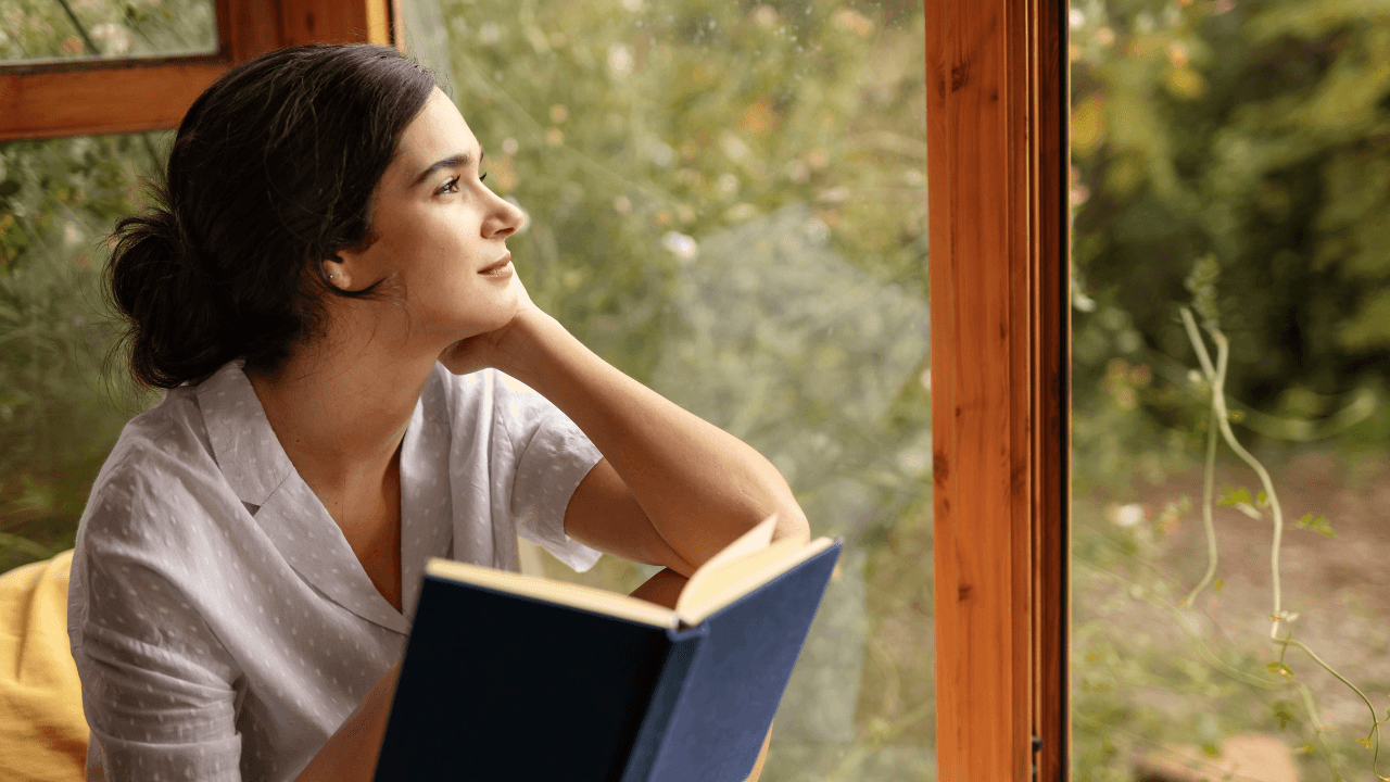 mujer inspirada leyendo