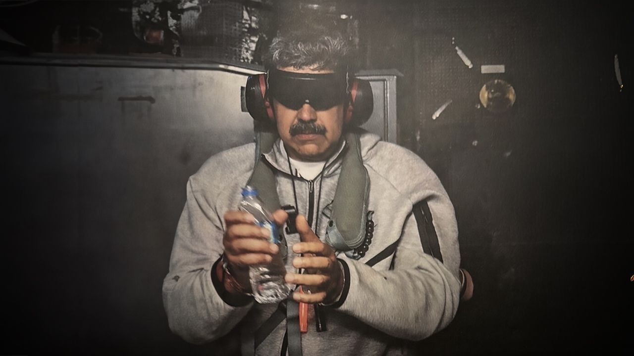 Nicolás Maduro con los ojos vendados y esposado, en una imagen publicada por Trump en su red social Truth Social.