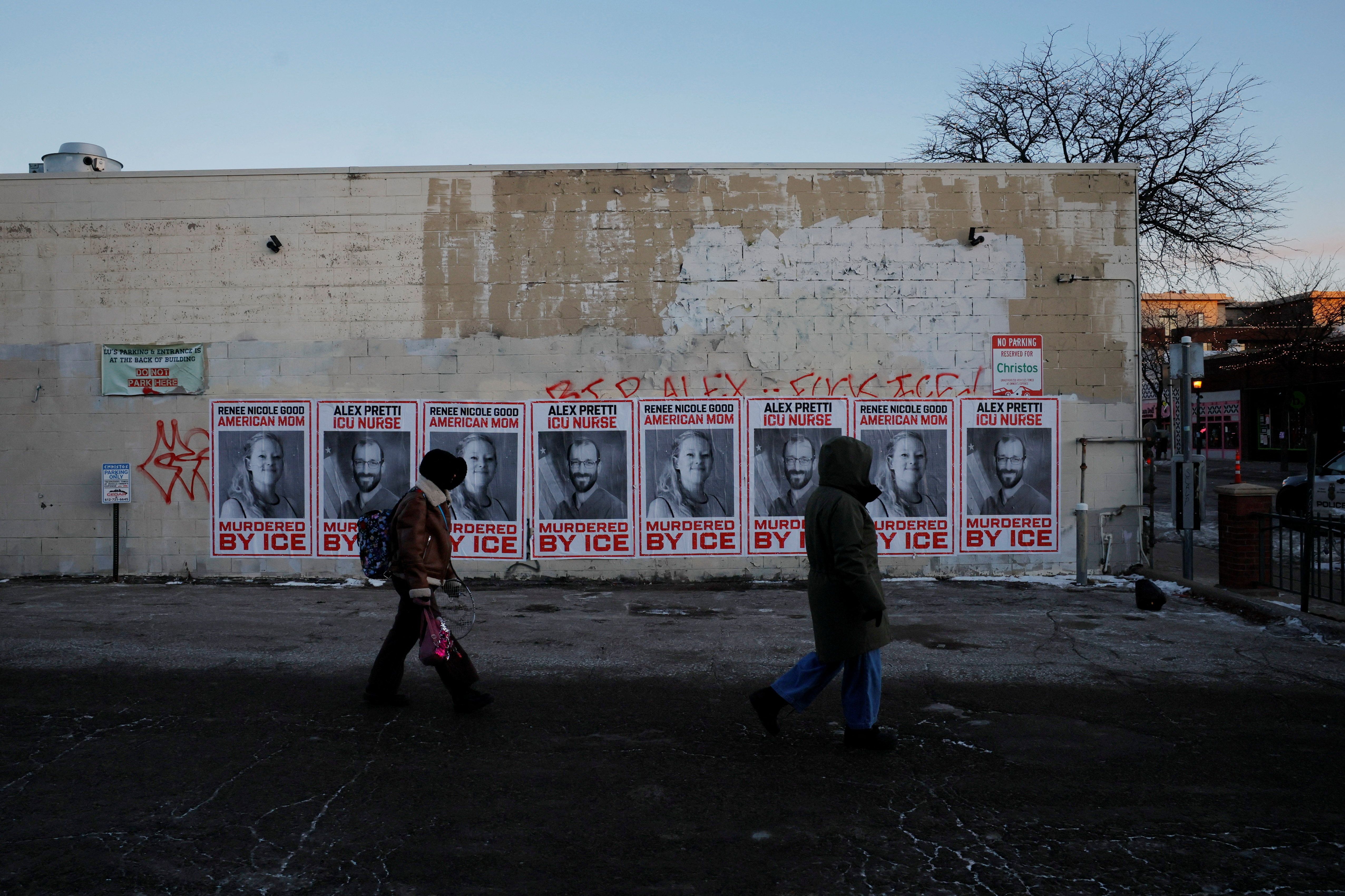 Carteles en honor a Alex Pretti, enfermero fallecido en un tiroteo en Mineápolis.