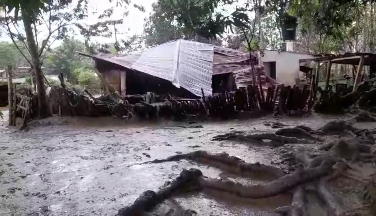 Viviendas destruidas en Puerto Anchica. Créditos: captura de pantalla de video suministrado por Luis Acosta.