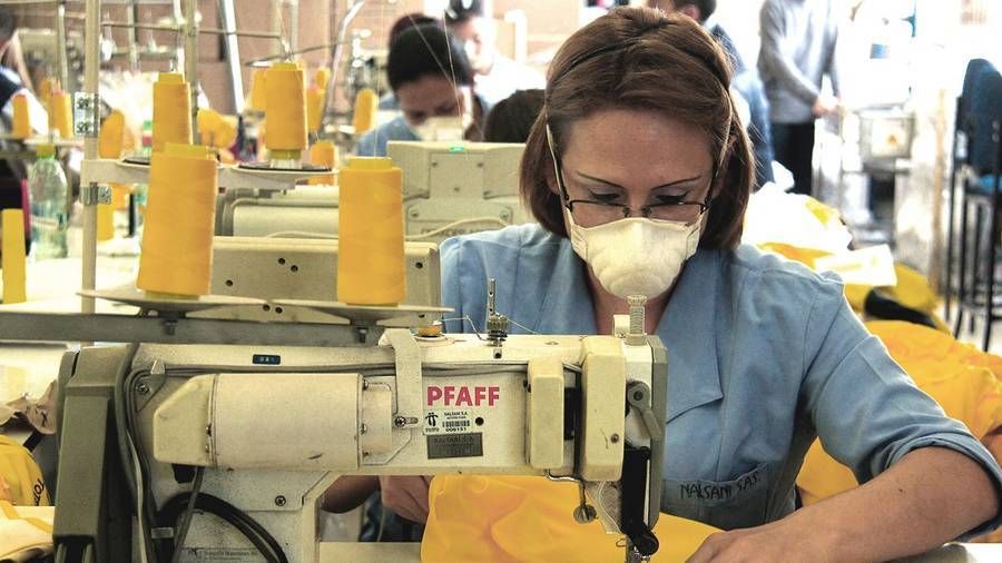 Los trabajadores tienen dudas sobre la suspensión del decreto que fijó el salario mínimo para 2026. Créditos: Colprensa 1