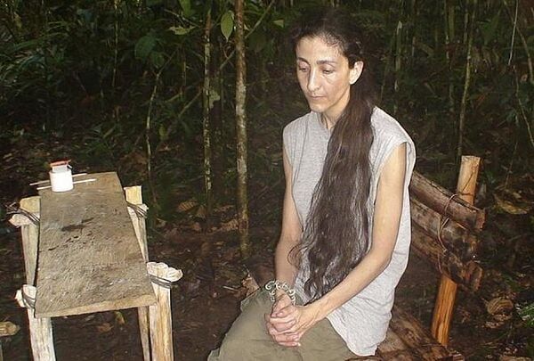 Ingrid Betancourt, durante su cautiverio en una prueba de vida grabada por las Farc.