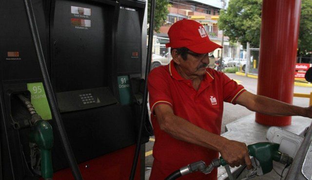 Gobierno analiza nueva reducción en el precio de la gasolina