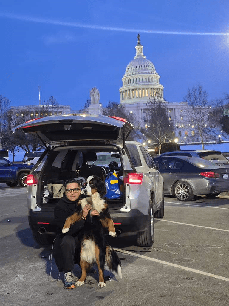 Beto Coral, junto a su perro Logan, en la campaña política en Estados Unidos.