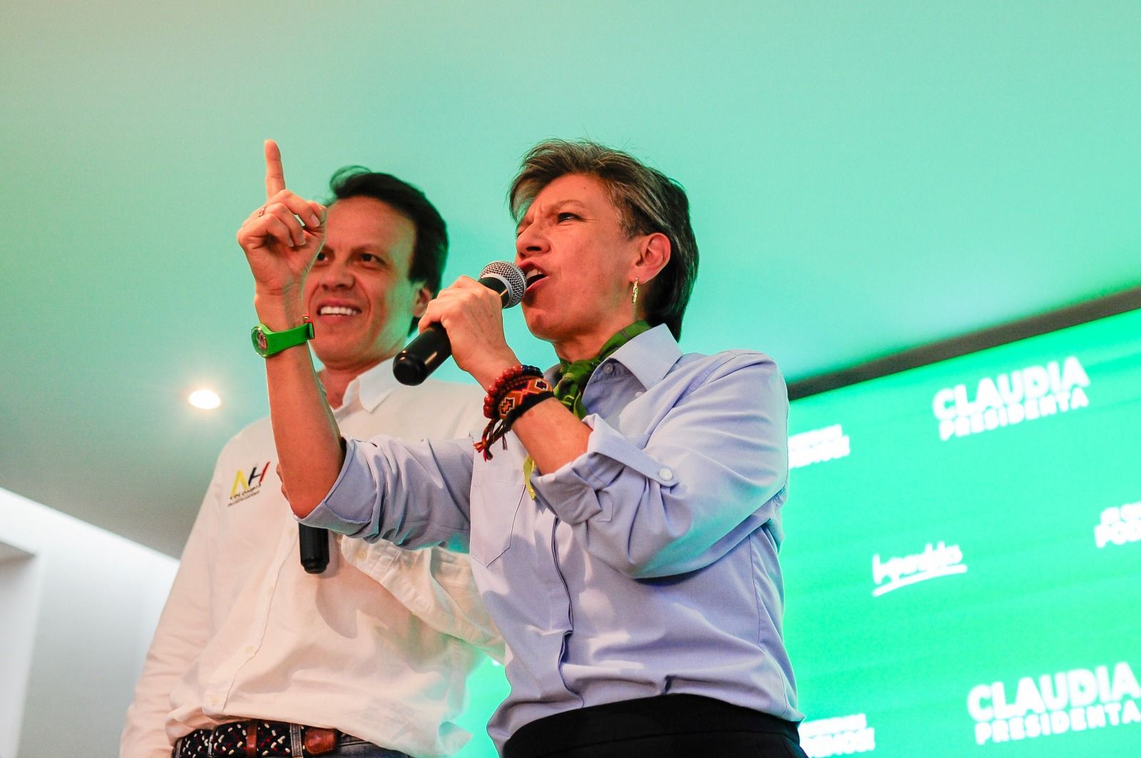 Claudia López y Leonardo Huerta de la Consulta de las soluciones durante la noche de este domingo. Foto: Campaña.