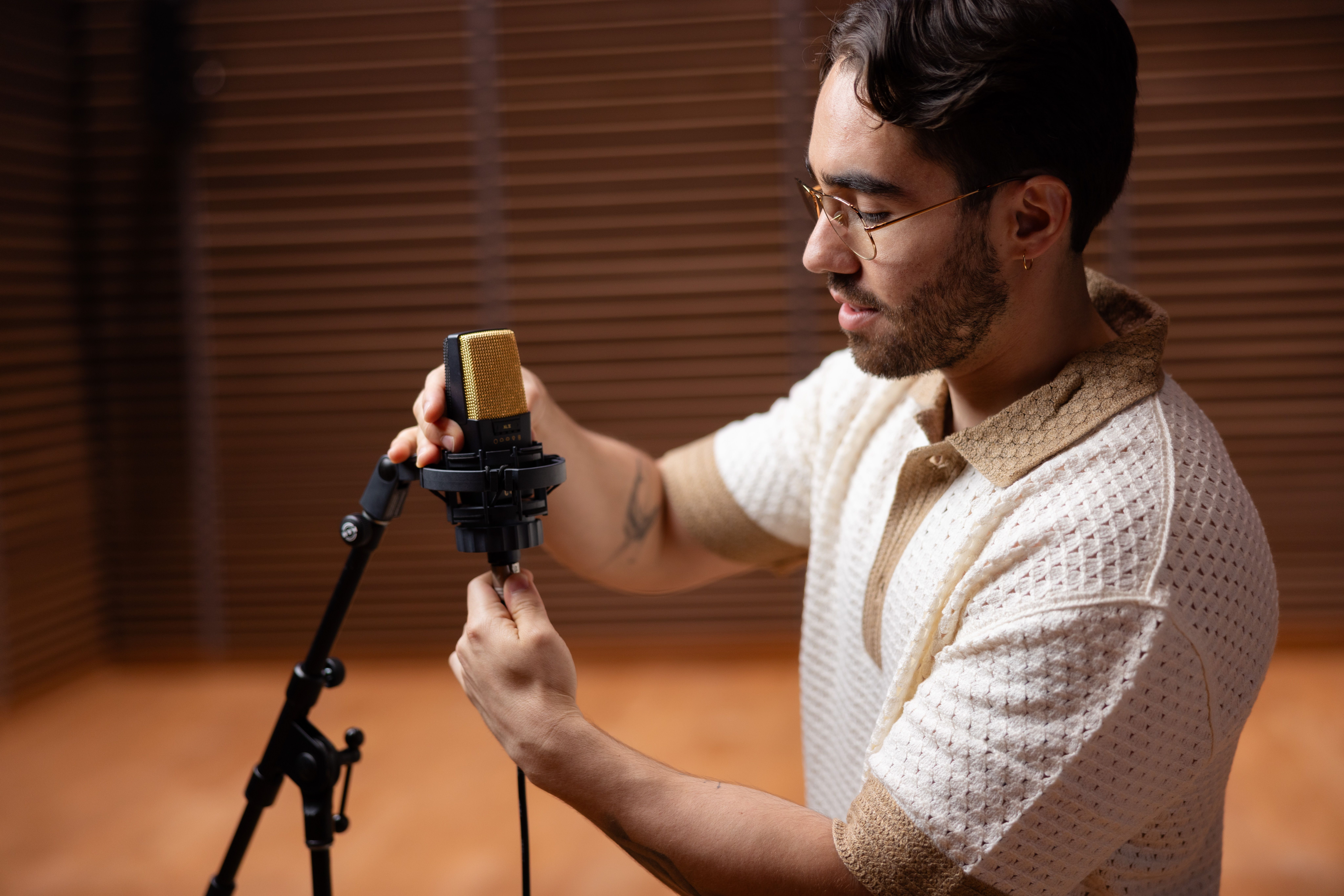 Manuel Calderón trabajando en grabación y diseño sonoro para proyectos musicales y audiovisuales