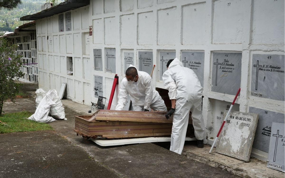 Equipo forense de la UBPD inspecciona bóvedas en el cementerio de Caldas