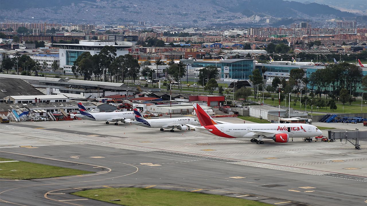 El incidente ocurrió en el Aeropuerto Internacional El Dorado y activó protocolos de seguridad