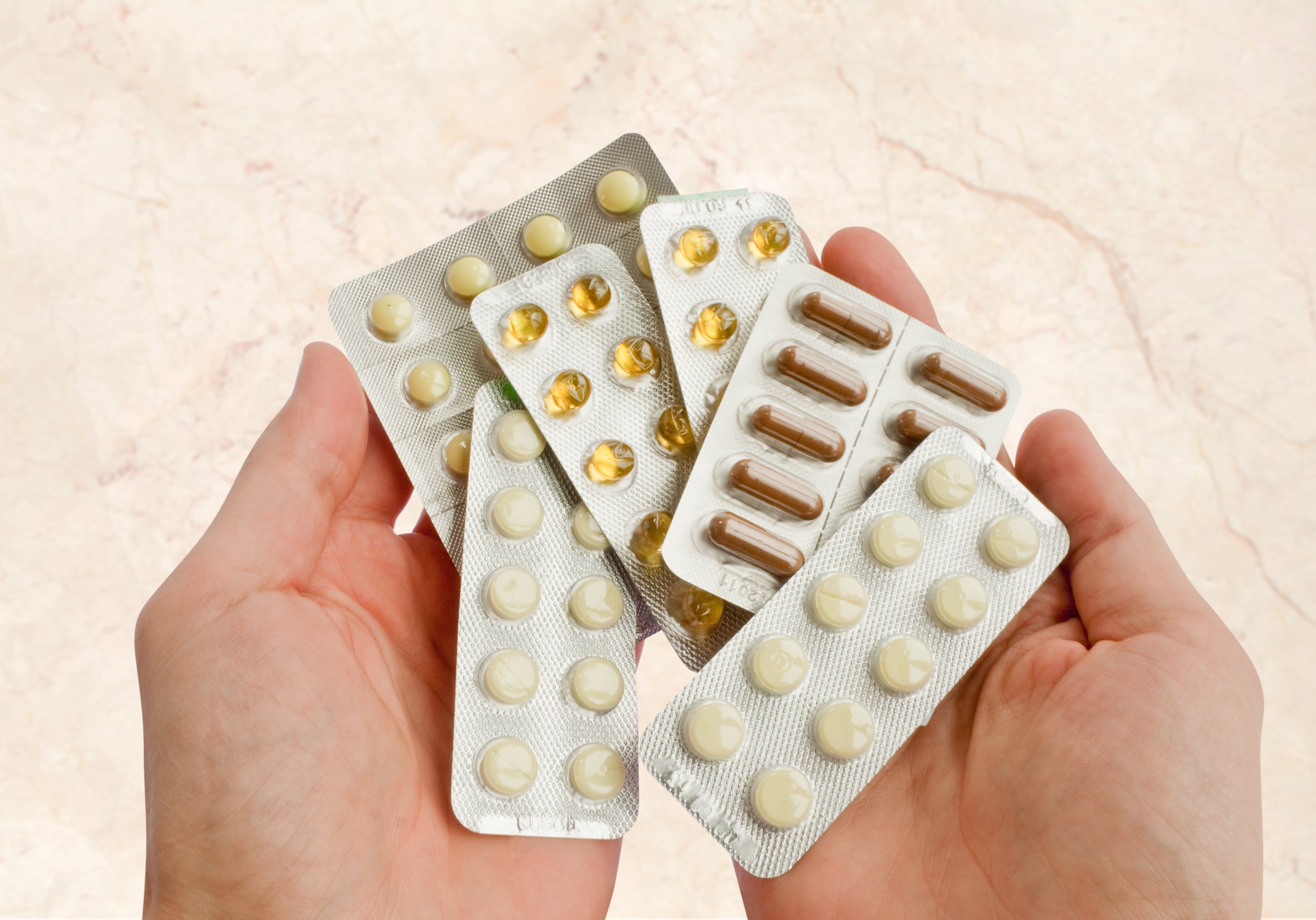 Las autoridades de salud colombianas insisten en el uso responsable de medicamentos de venta libre. Créditos: Freepik