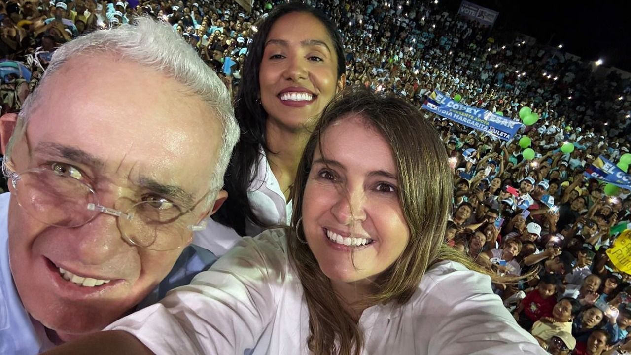 Paloma Valencia y Álvaro Uribe en un acto de campaña. Foto: Colprensa.