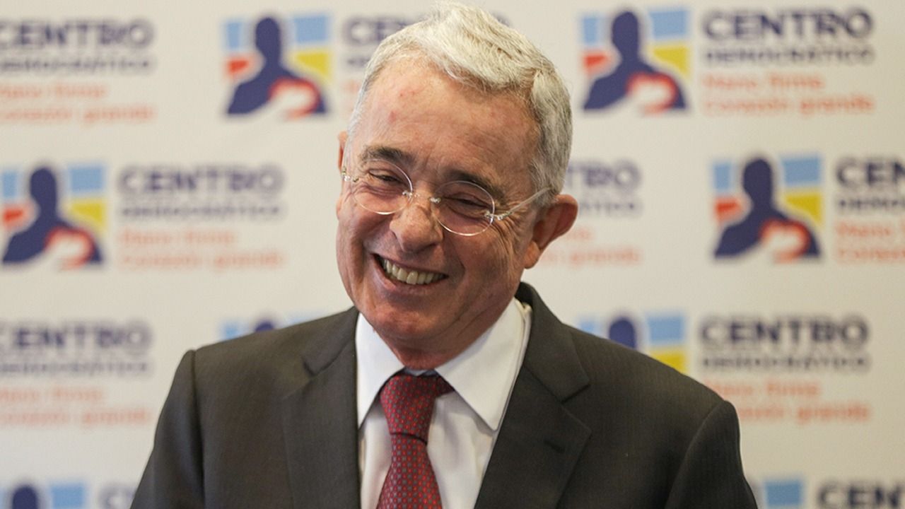 Un sonriente Uribe en la sede del Centro Democrático.