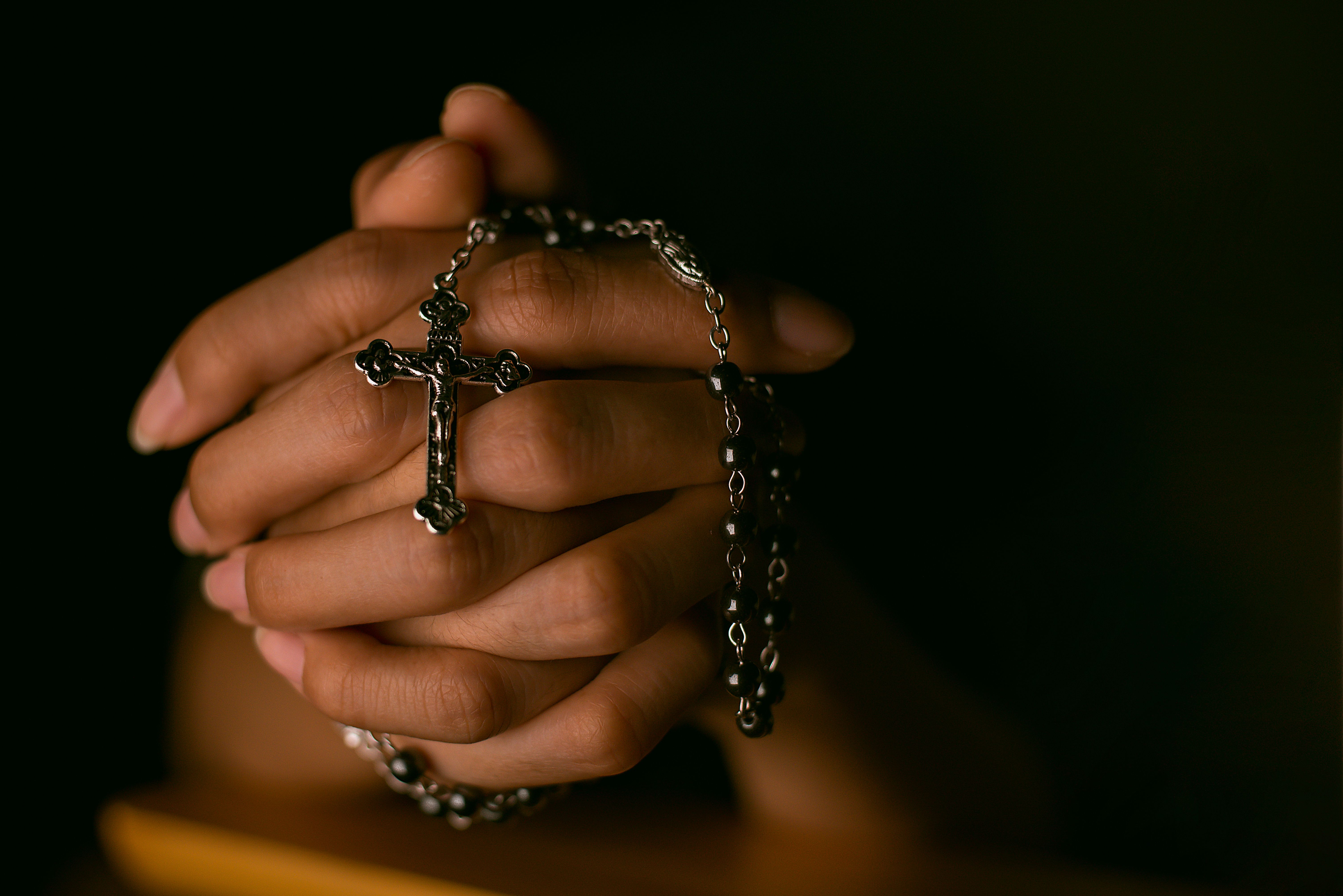 Los porcentajes de creyentes son mayores en las encuestas que los de aquellos que afirman pertenecer a una religión. Créditos: Freepik