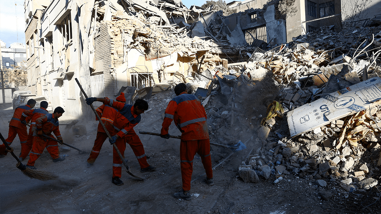 Equipos de rescate revisan los escombros tras un ataque que afectó infraestructura en territorio iraní.